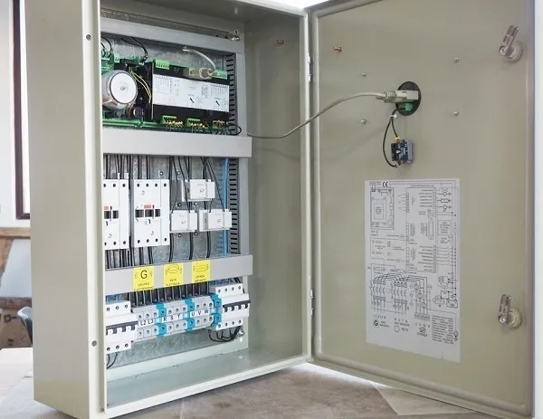 Un panou de control AMF (Automatic Mains Failure)